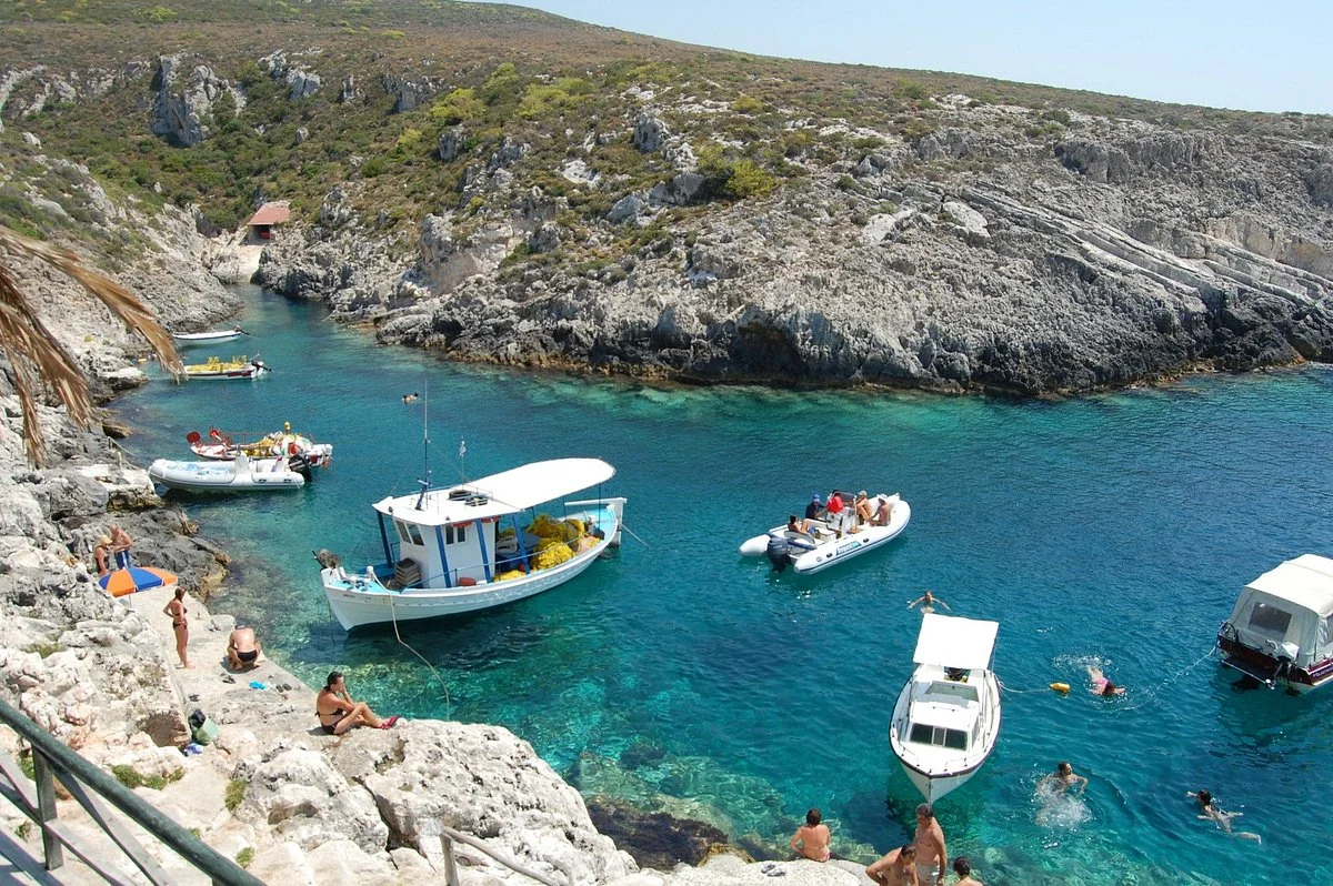 Porto Roxa Beach