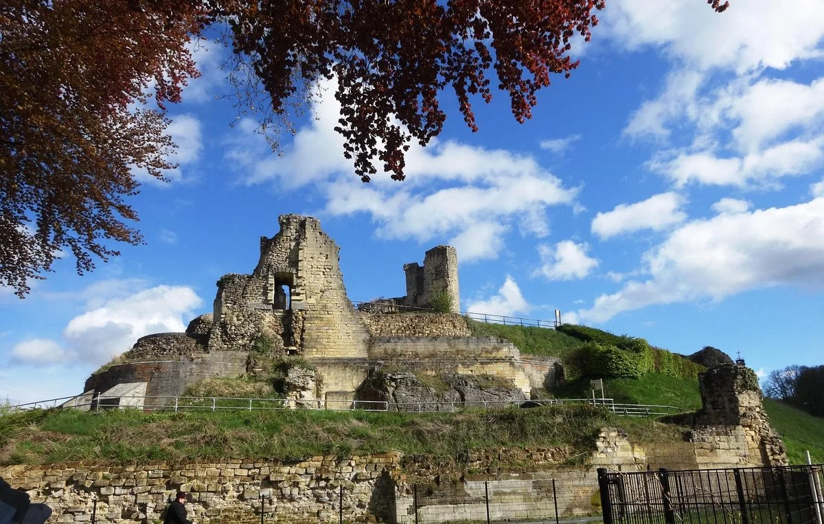 Castle Ruins & Velvet Cave