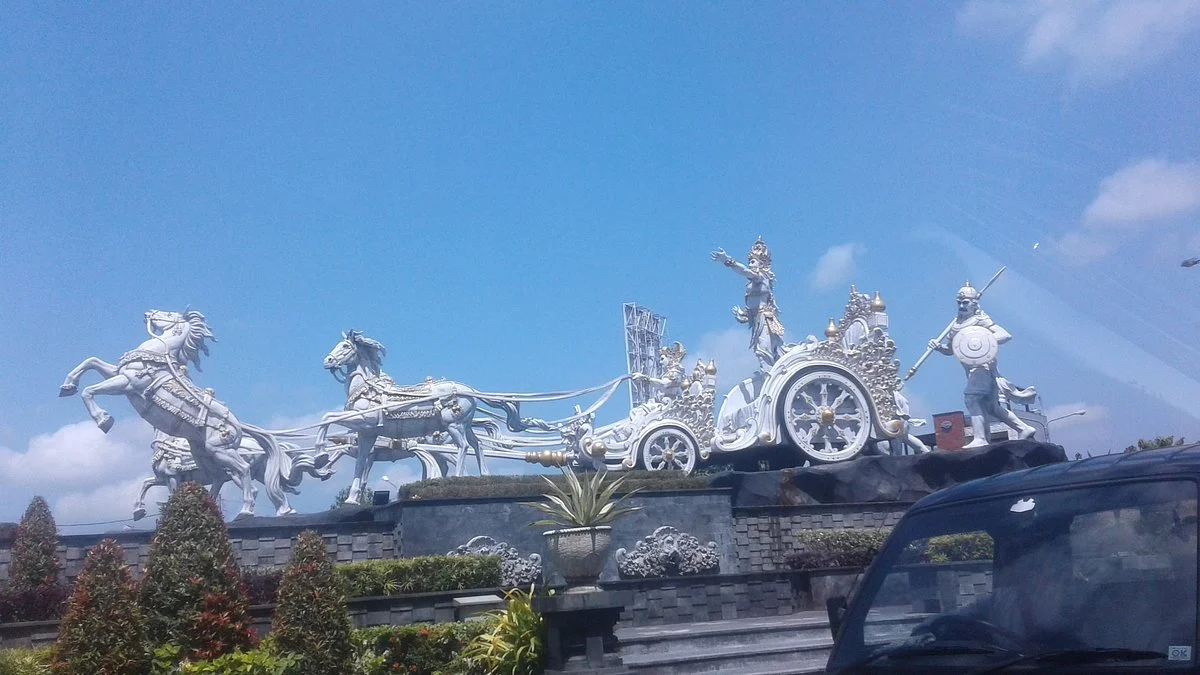 Krishna Arjuna Statue