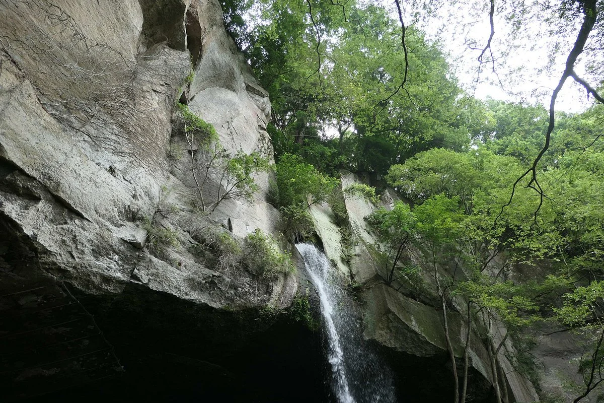 Tanashitafudo Waterfall