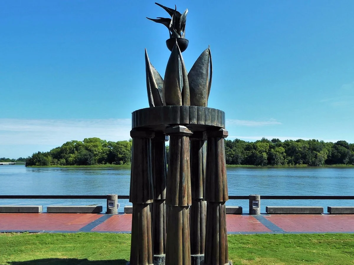 The Waving Girl Statue