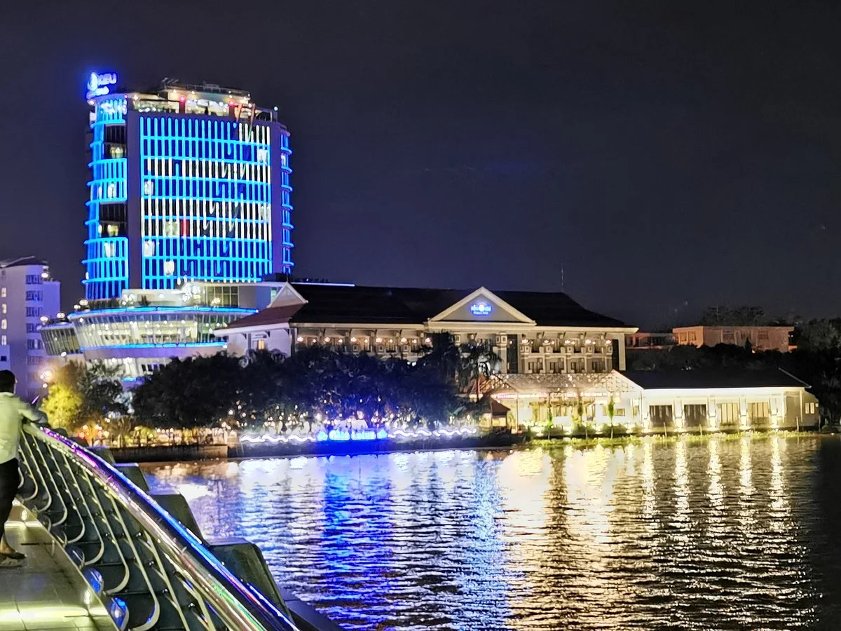 Cau Di Bo Ben Ninh Kieu