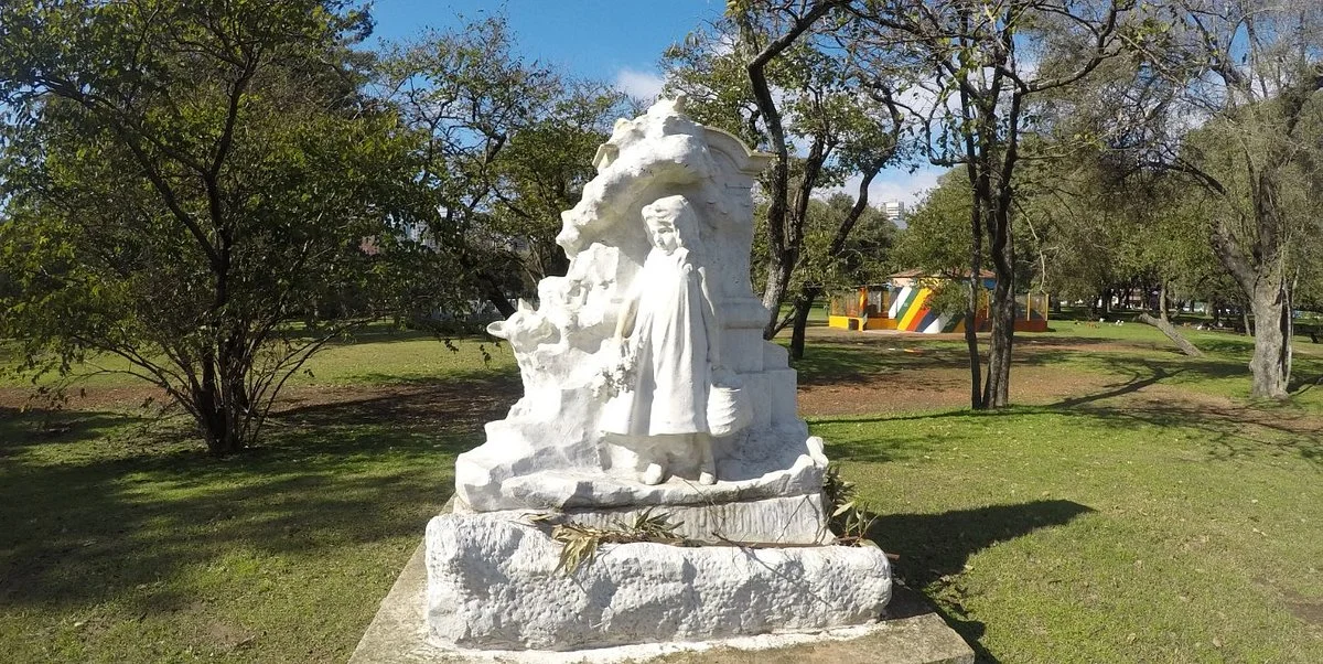 Monumento a Caperucita Roja y El Lobo