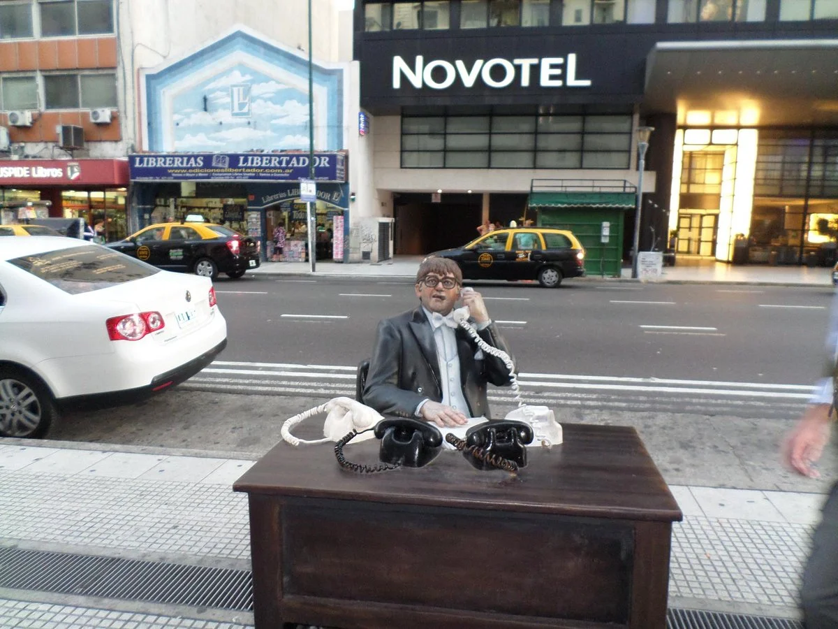 Estatua de Tato Bores