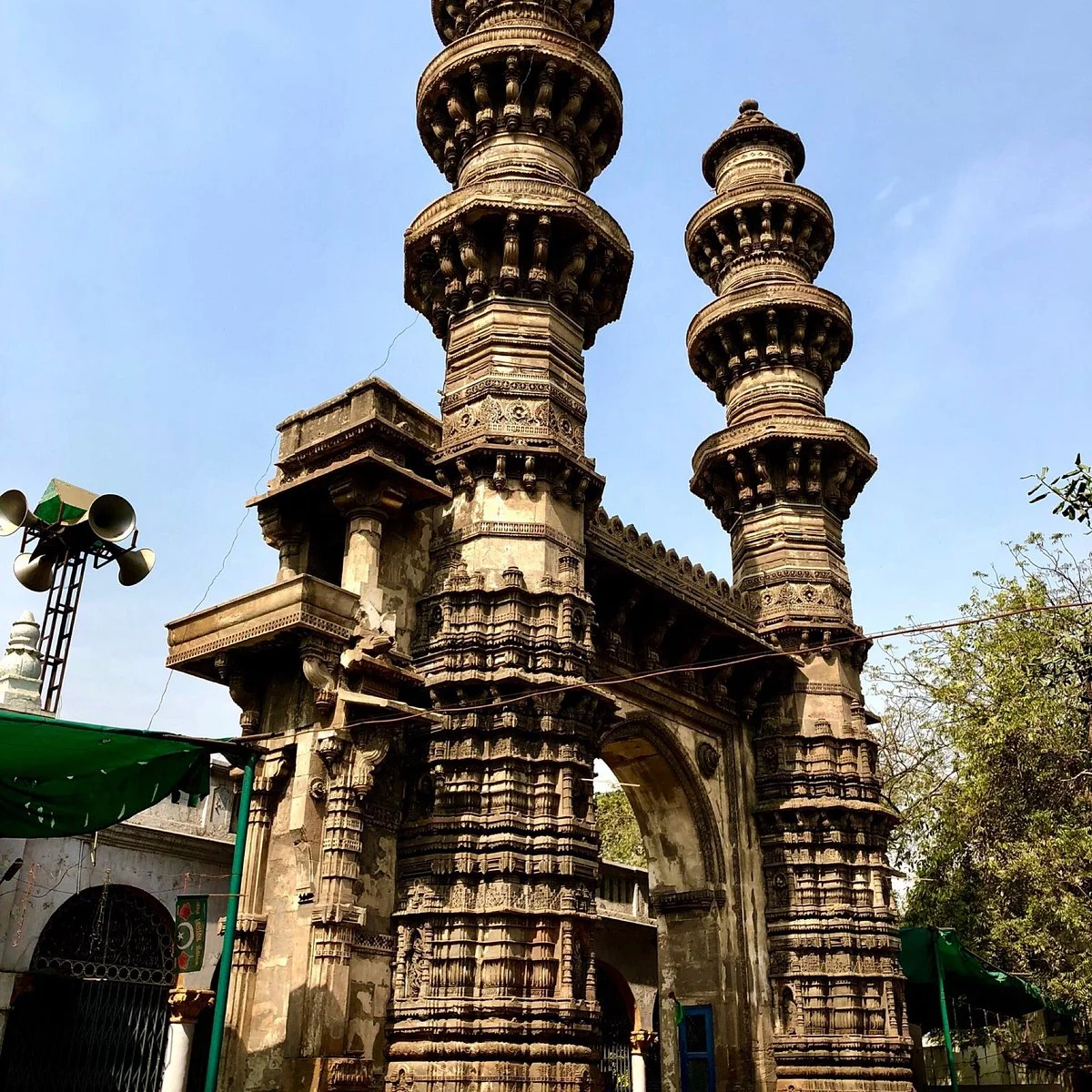 Shaking Minarets