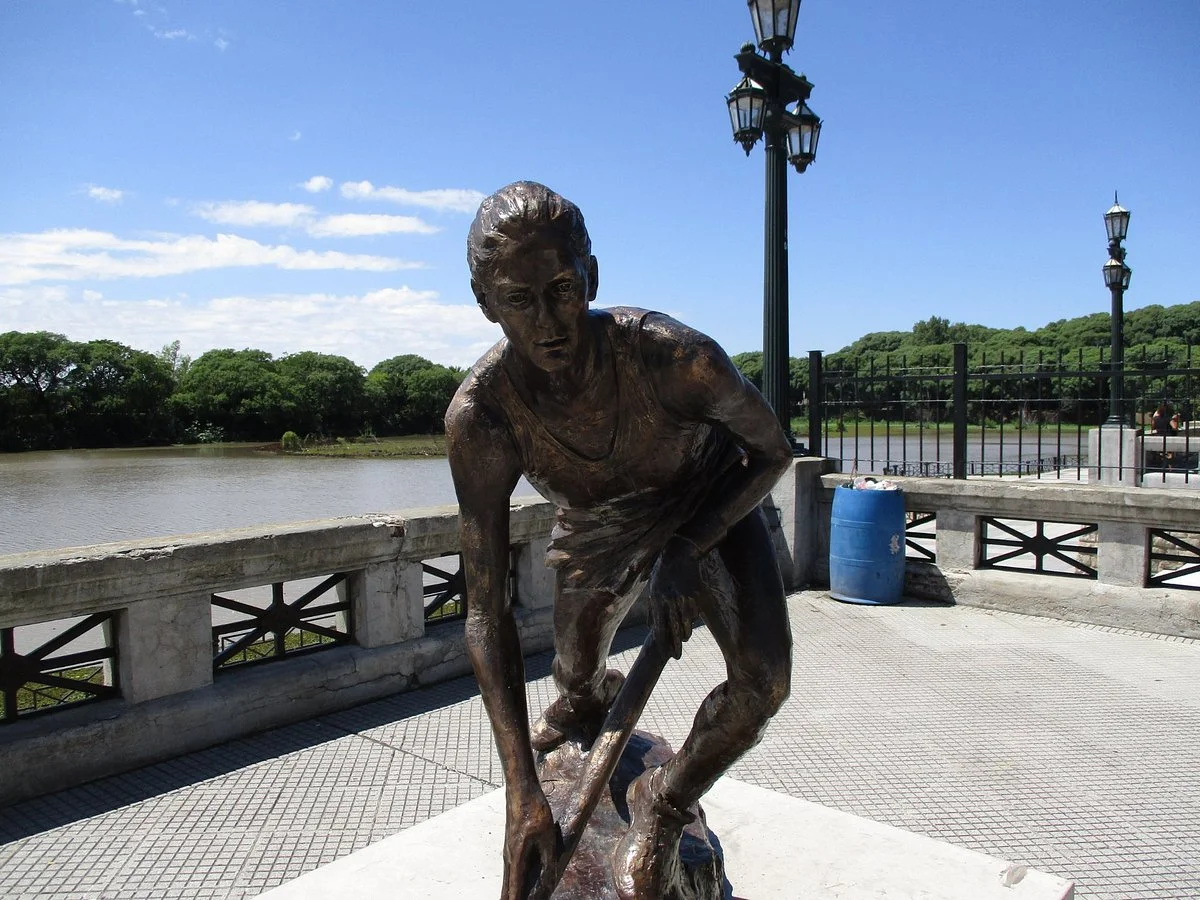 Monumento a Luciana Aymar