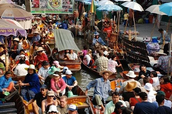 Wat Lam Phaya Floating Market