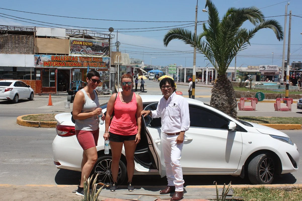Taxis in Paracas