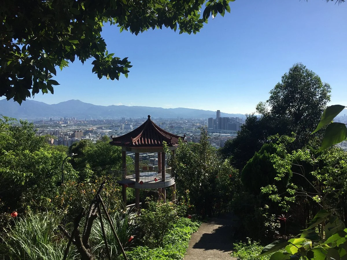 Qiongzi Lake Park Trail