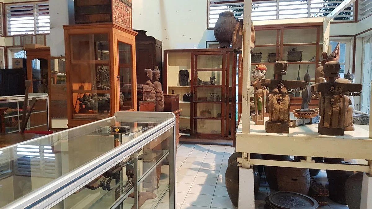 Sudirman Antiques Shop