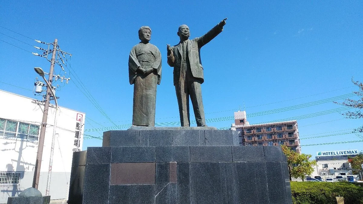 Ono Banboku Couple Bronze Statue