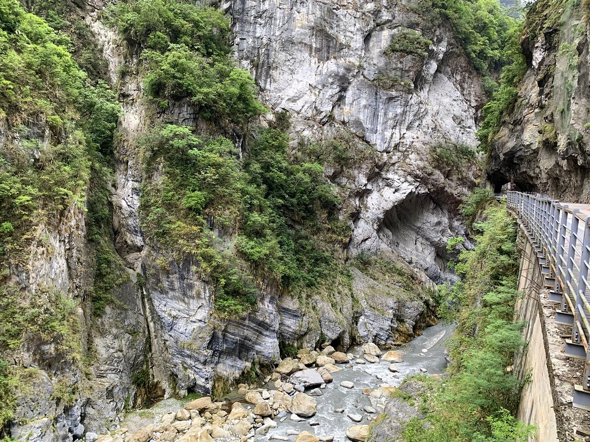 Yanzihkou Trail (Swallow Grotto)