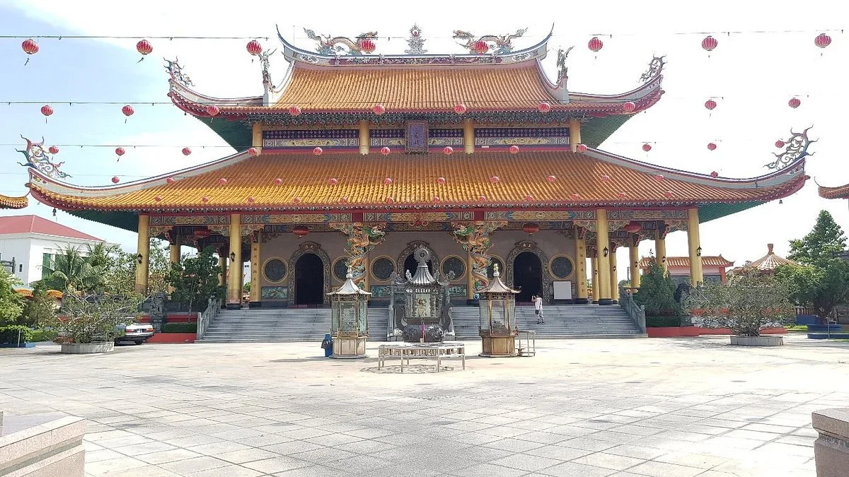 Lian Hua San Ching Tien Temple