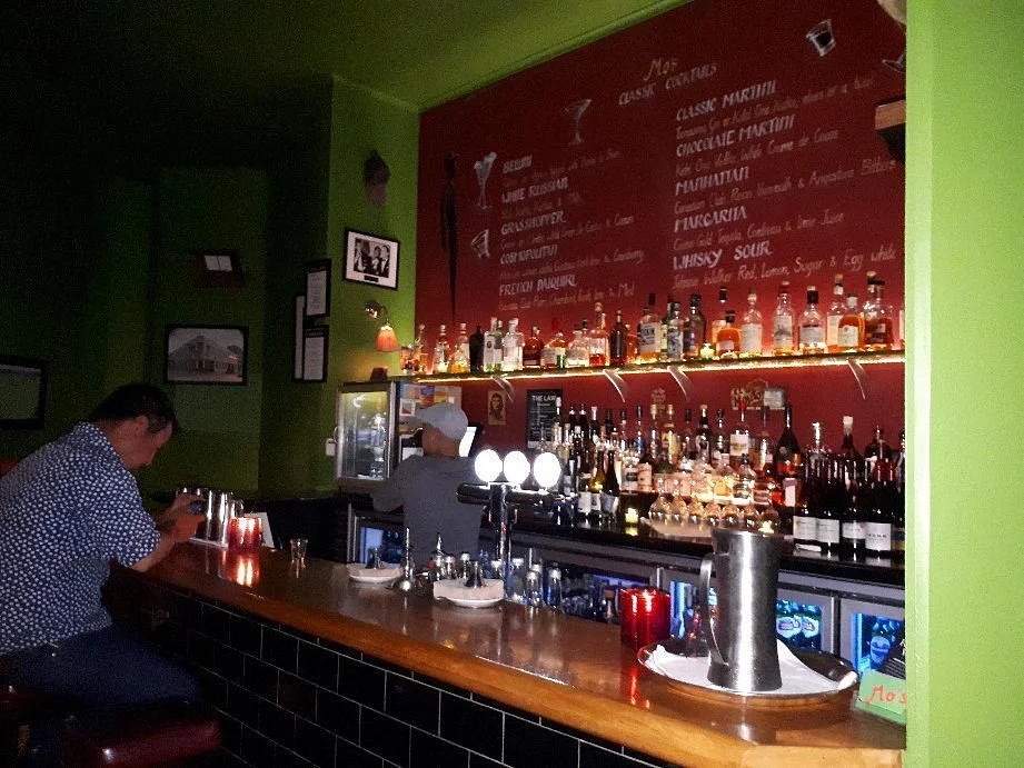 Mo's Bar