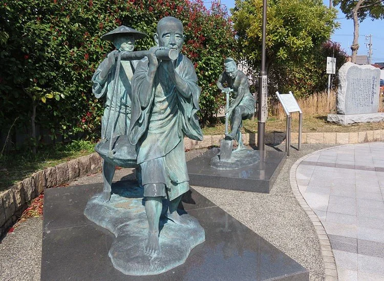 Yugyo no Sunamochi Statue