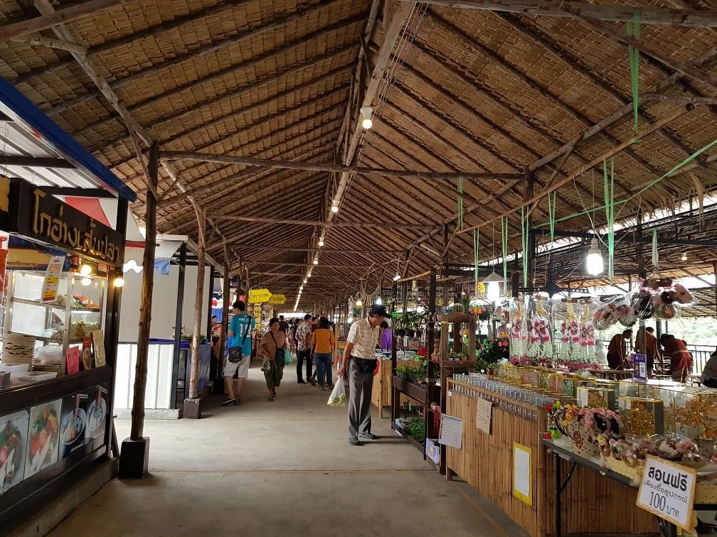 Phanthai Norasing Floating Market
