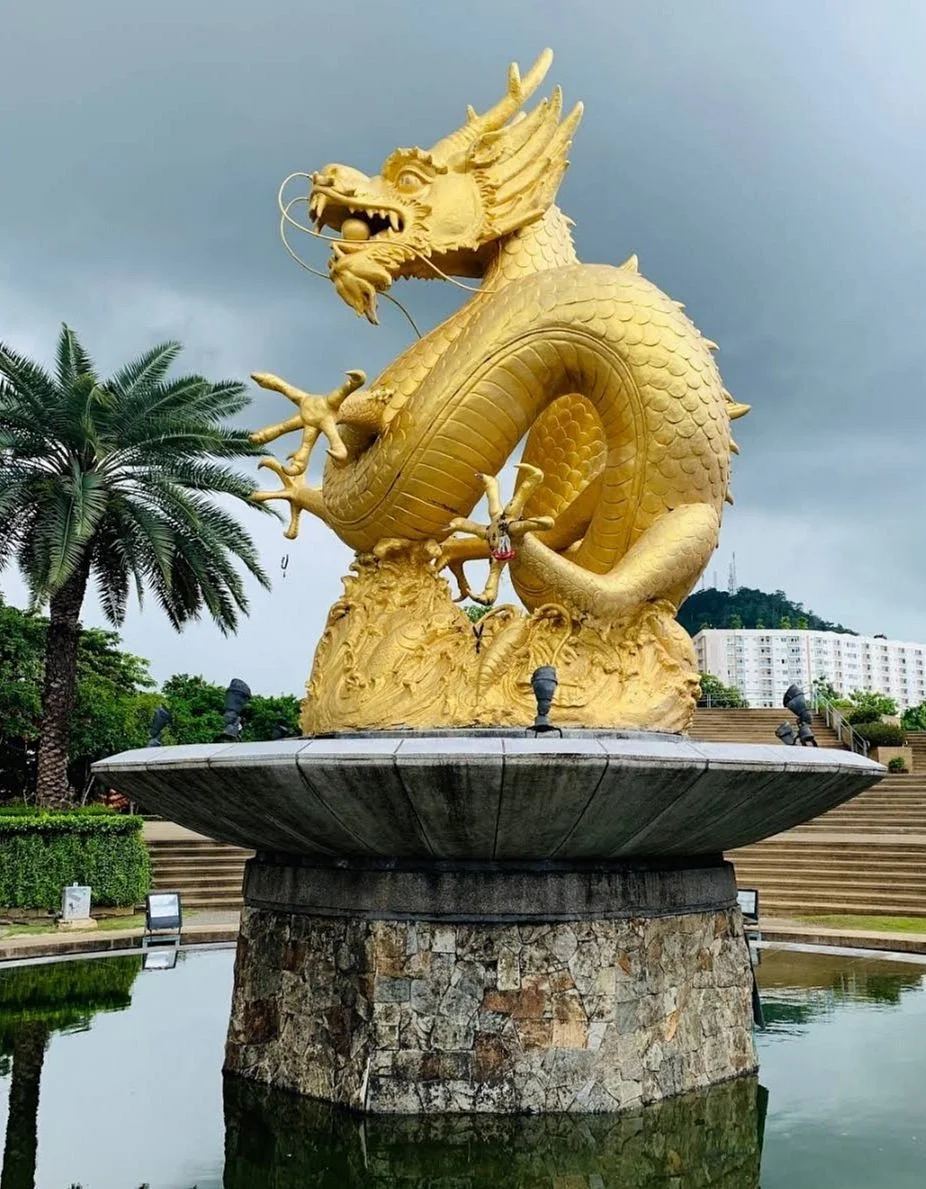 Hai Leng Ong statue (golden dragon monument)
