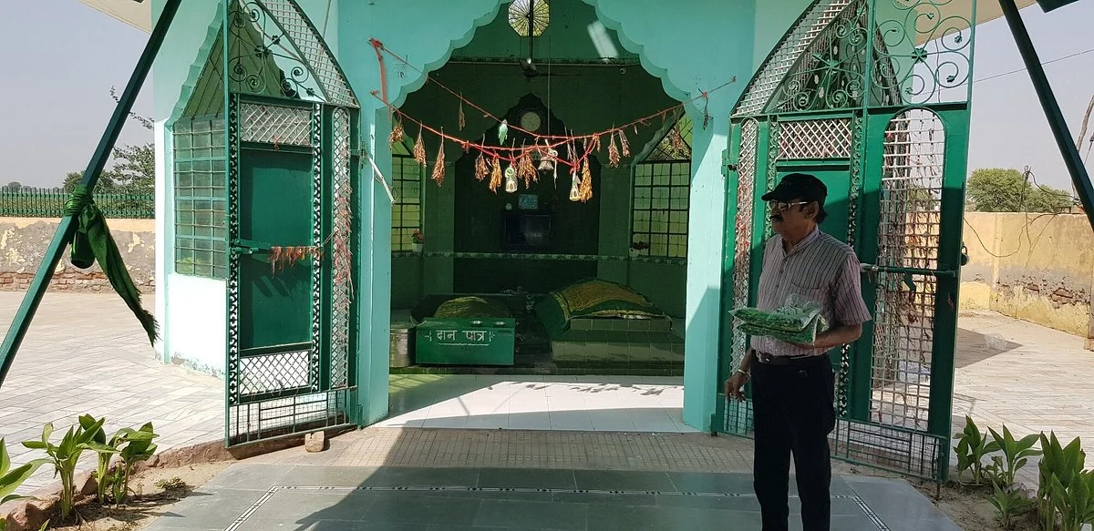 Laila Majnu ki Mazar