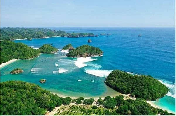 Teluk Asmara Beach