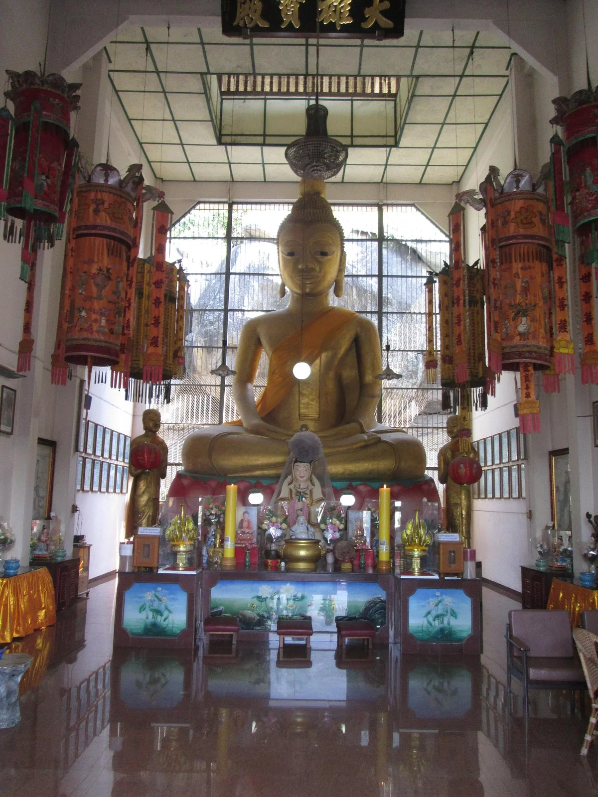 Wat Tham Khao Tao