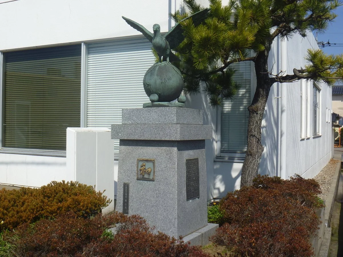 Wa Statue
