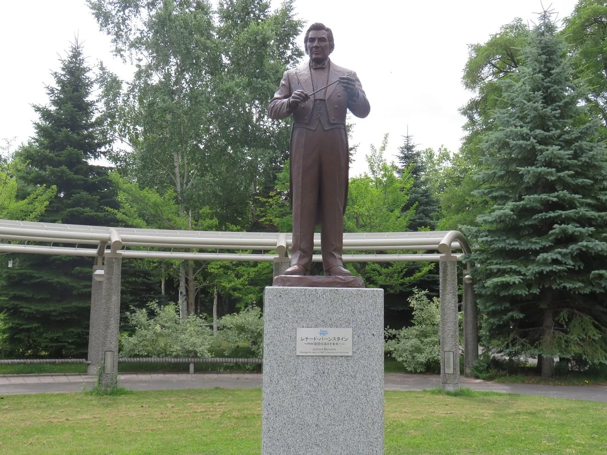 Leonard Bernstein Statue