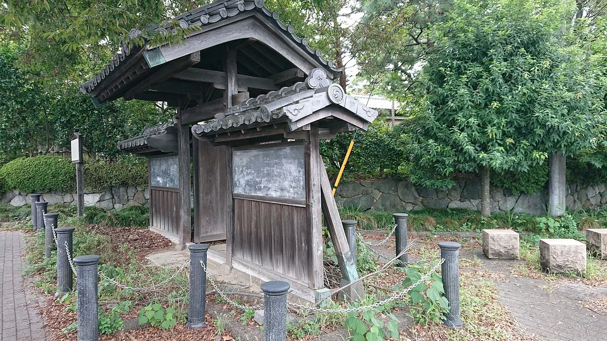 Old Nishikawake Kugurimon