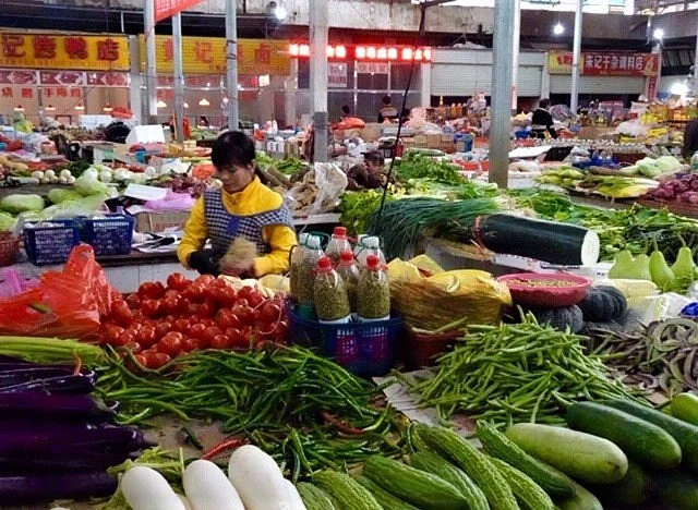 local food and produce market in Yangshuo