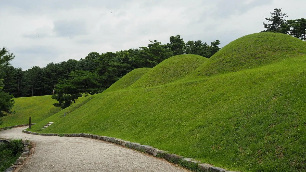 Songsan-ri Tombs and Royal Tomb of King Muryeong