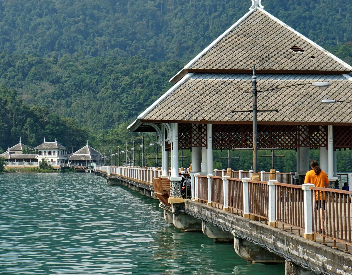 Baan Salak Petch Pier