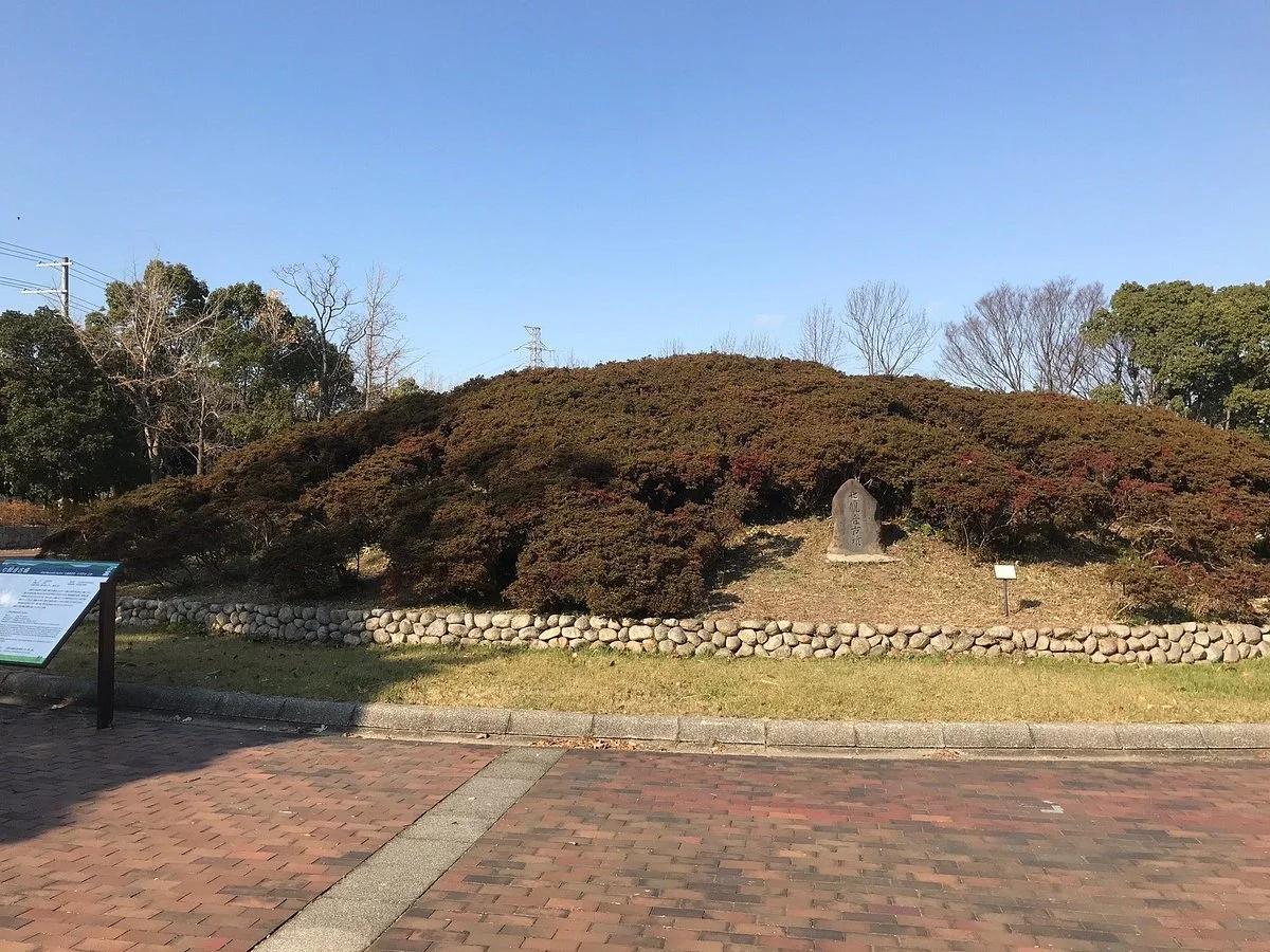 Shichikannon Tomb
