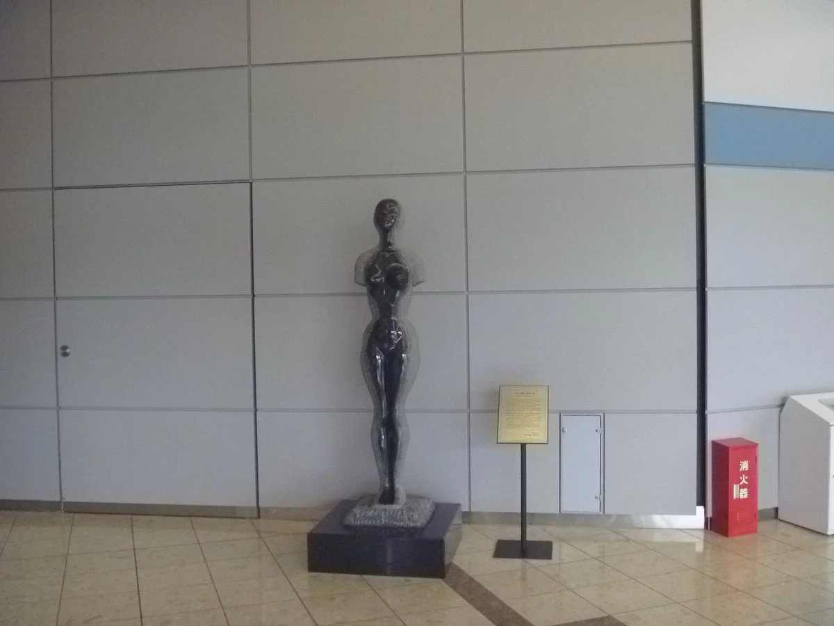 Shinsai ni Tatazumu Megami Statue