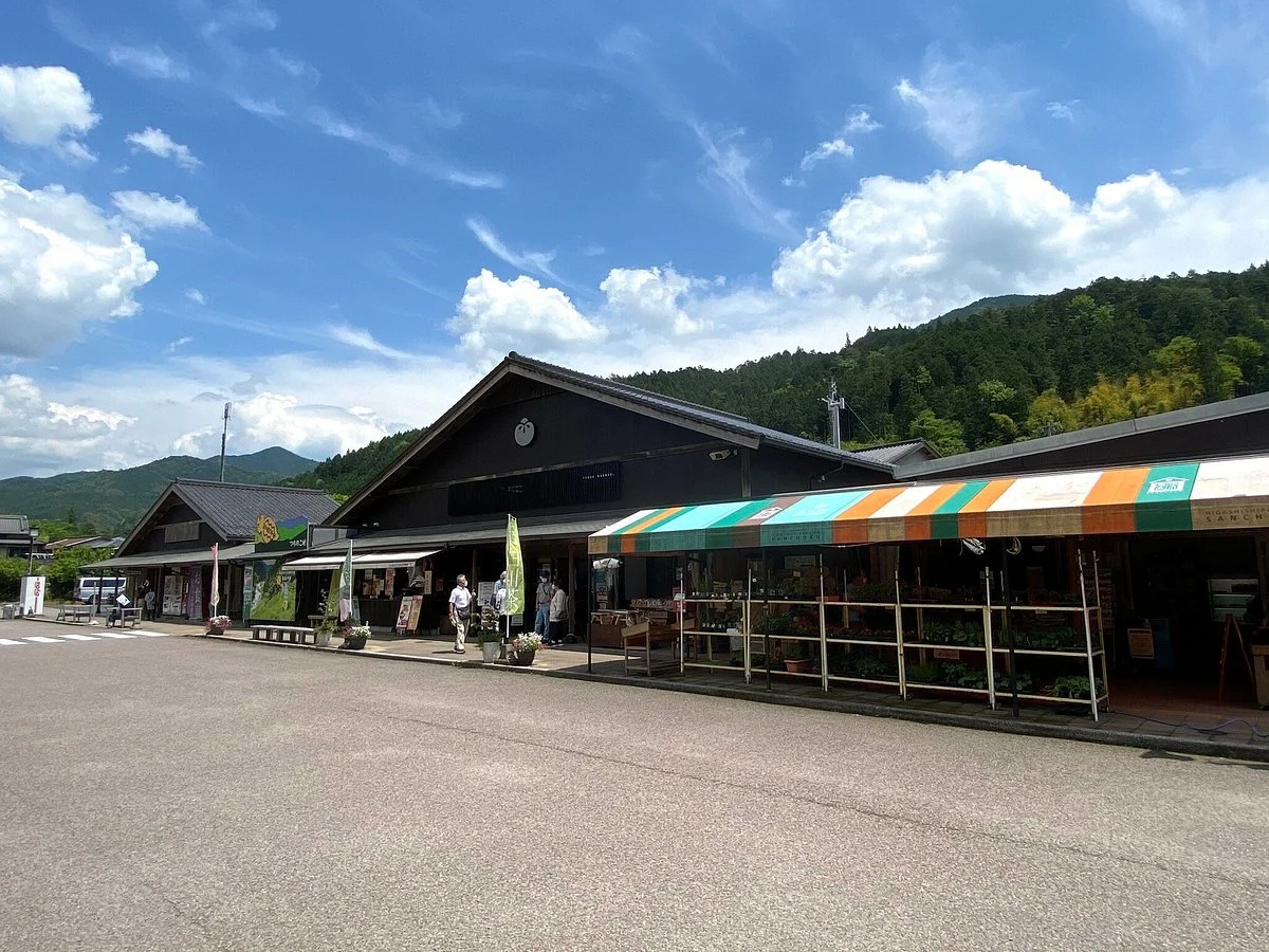 Michi-no-Eki - Home of the Tea Higashi Shirakawa