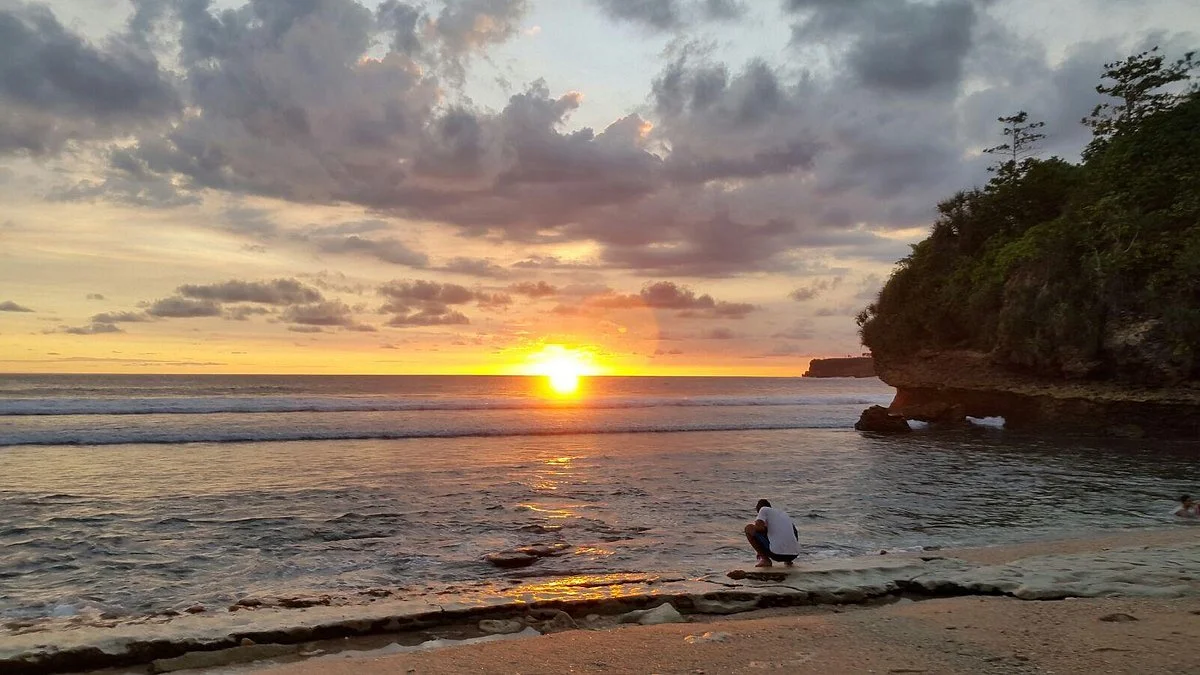Gondo Mayit Beach