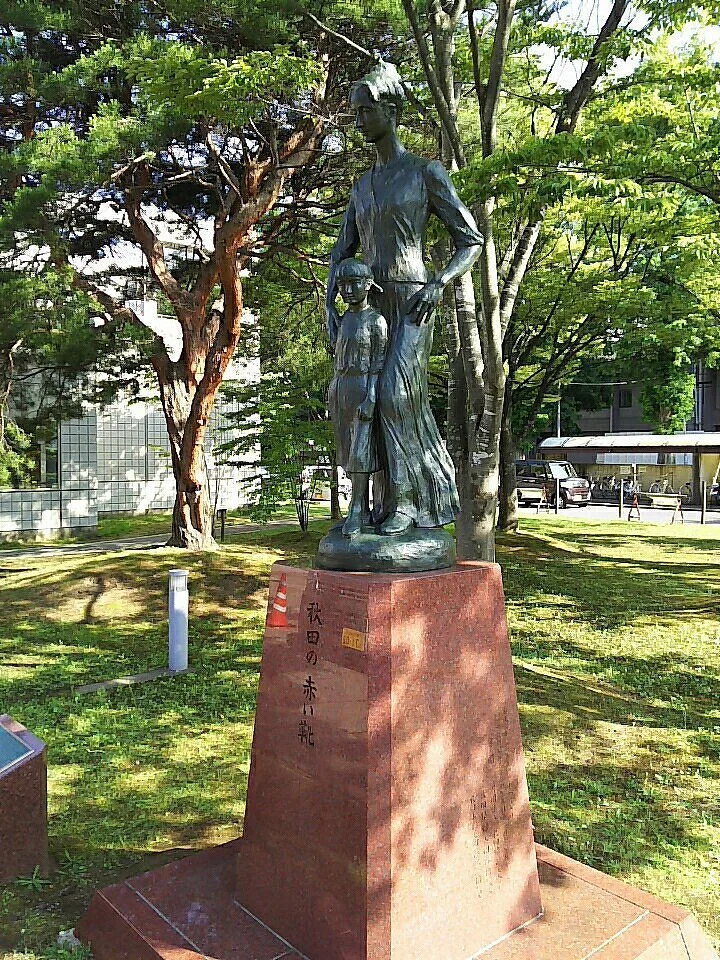 Statue of Akita no Akai Kutsu