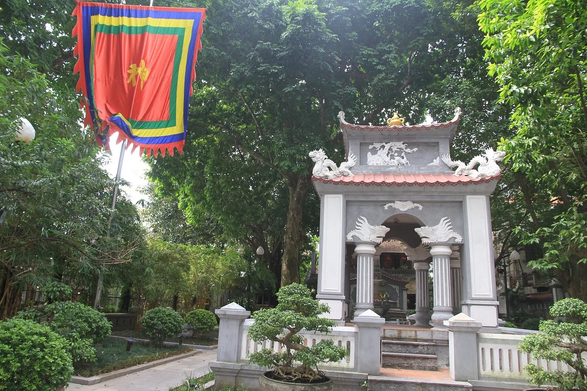 Statue of King Le Thai To