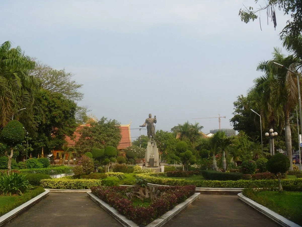 King Sisavangvong Statue
