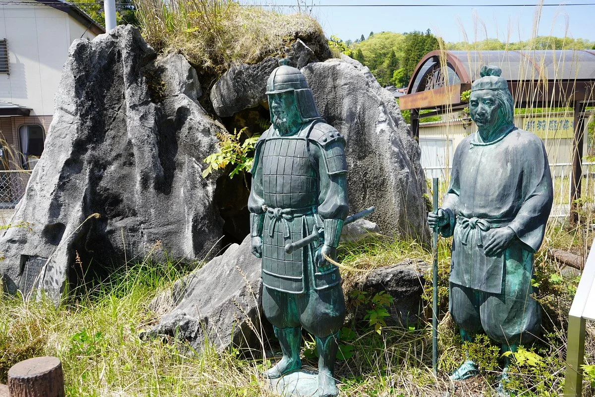 Bronze Statue of Onigoro and Hatagoro Brothers