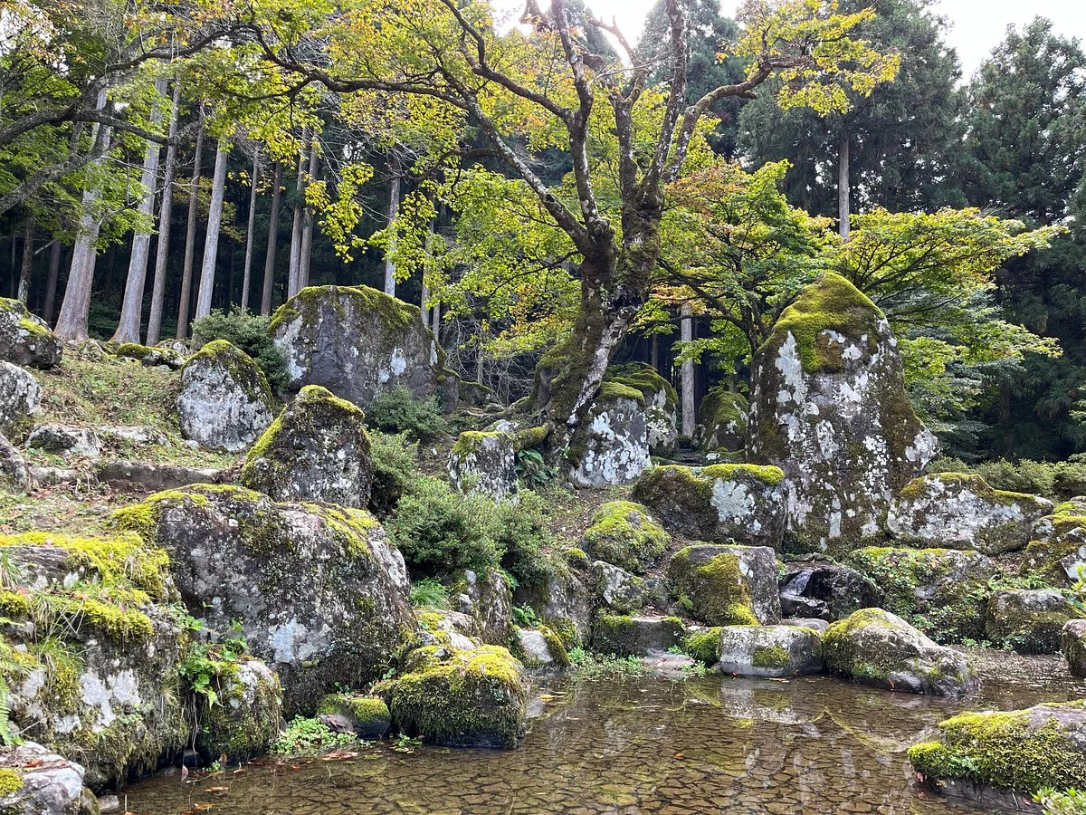 Suwa Yakata Remains Garden
