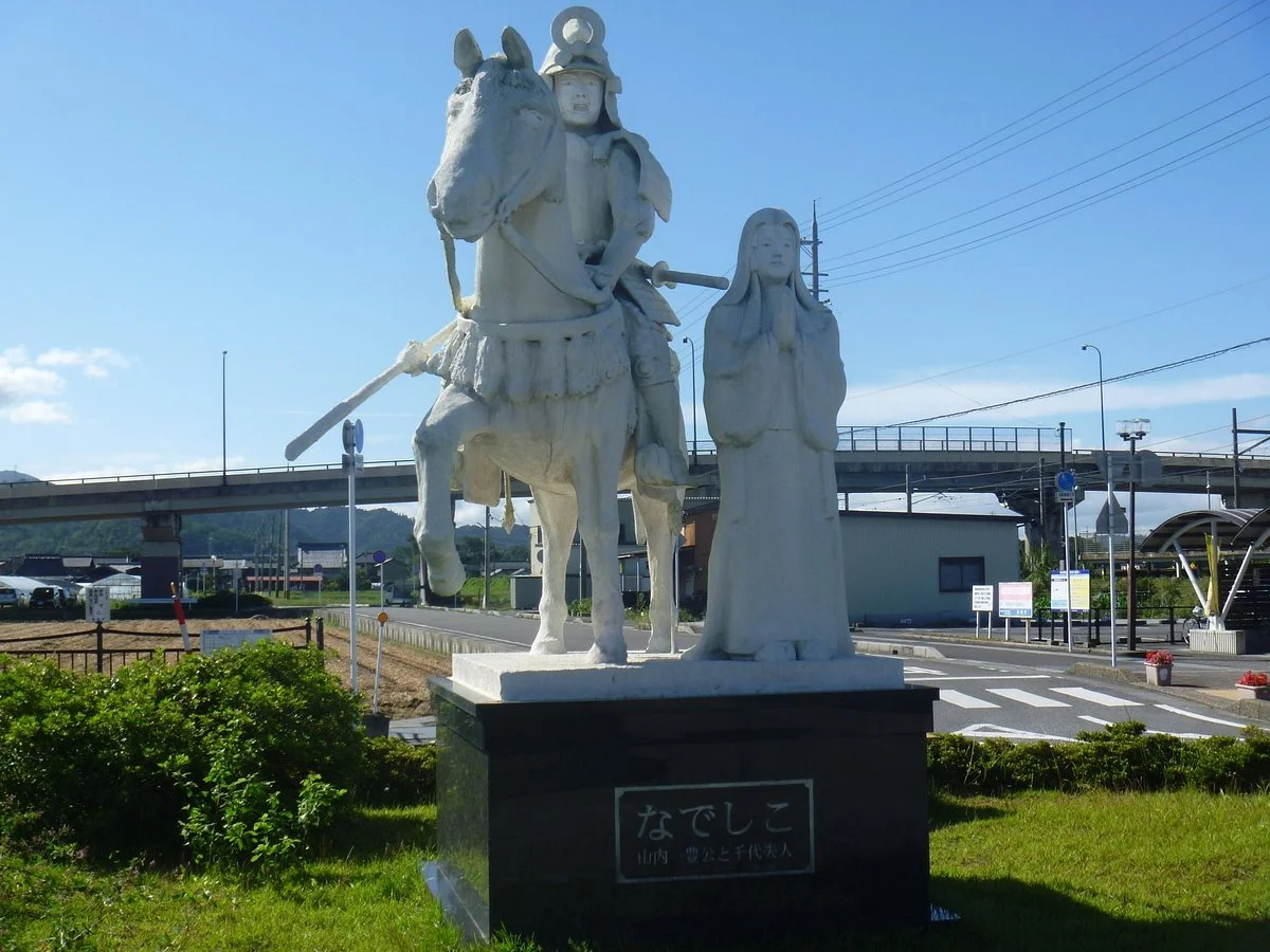 Statue of Kazutoyo & Chiyo