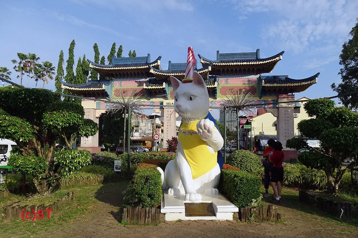 Padungan Roundabout Cat Statue