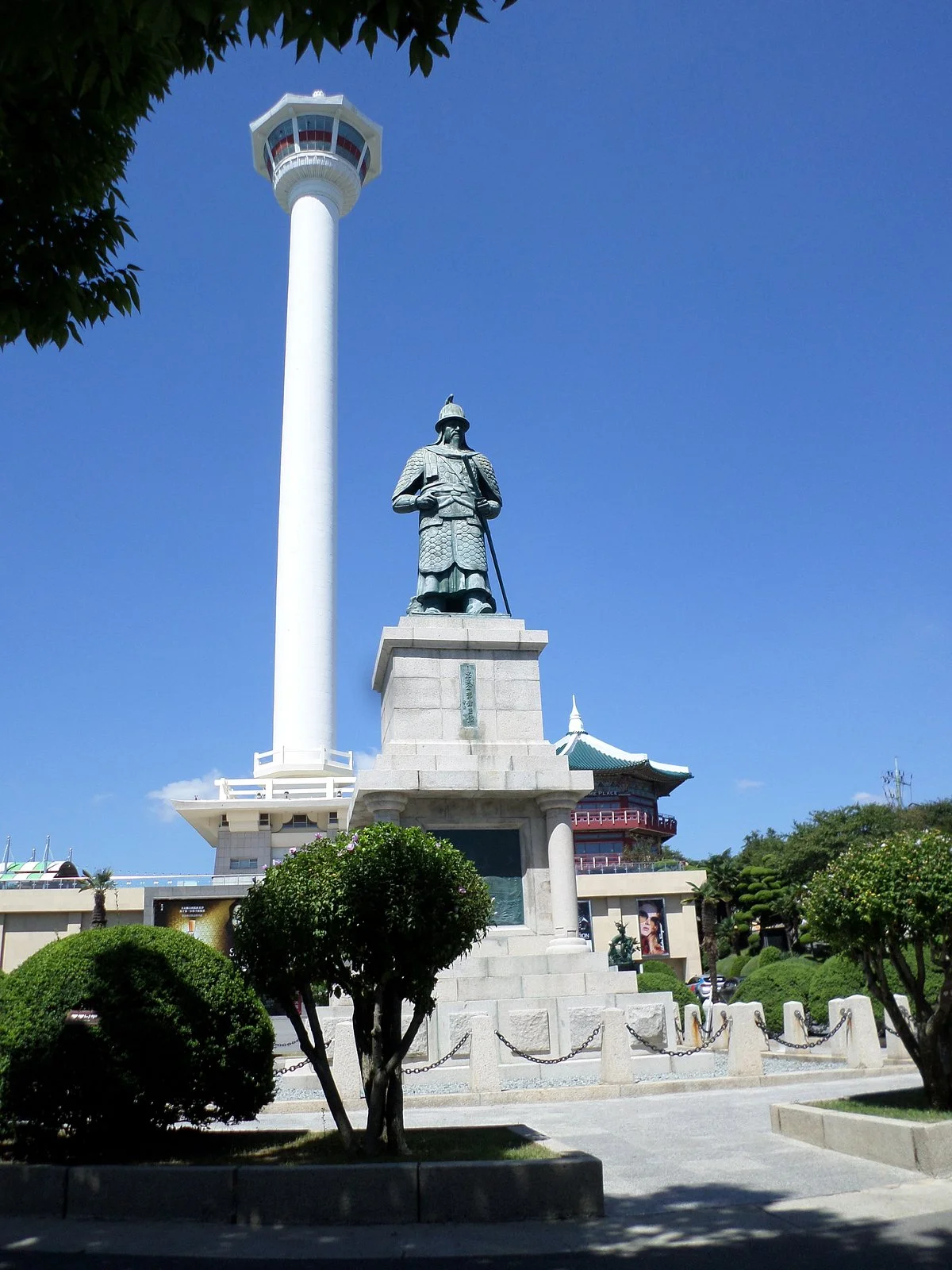 Statue of Chungmoogong