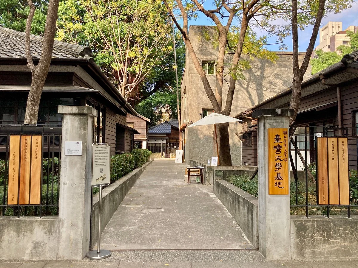 Qi Dong Poetry Salon