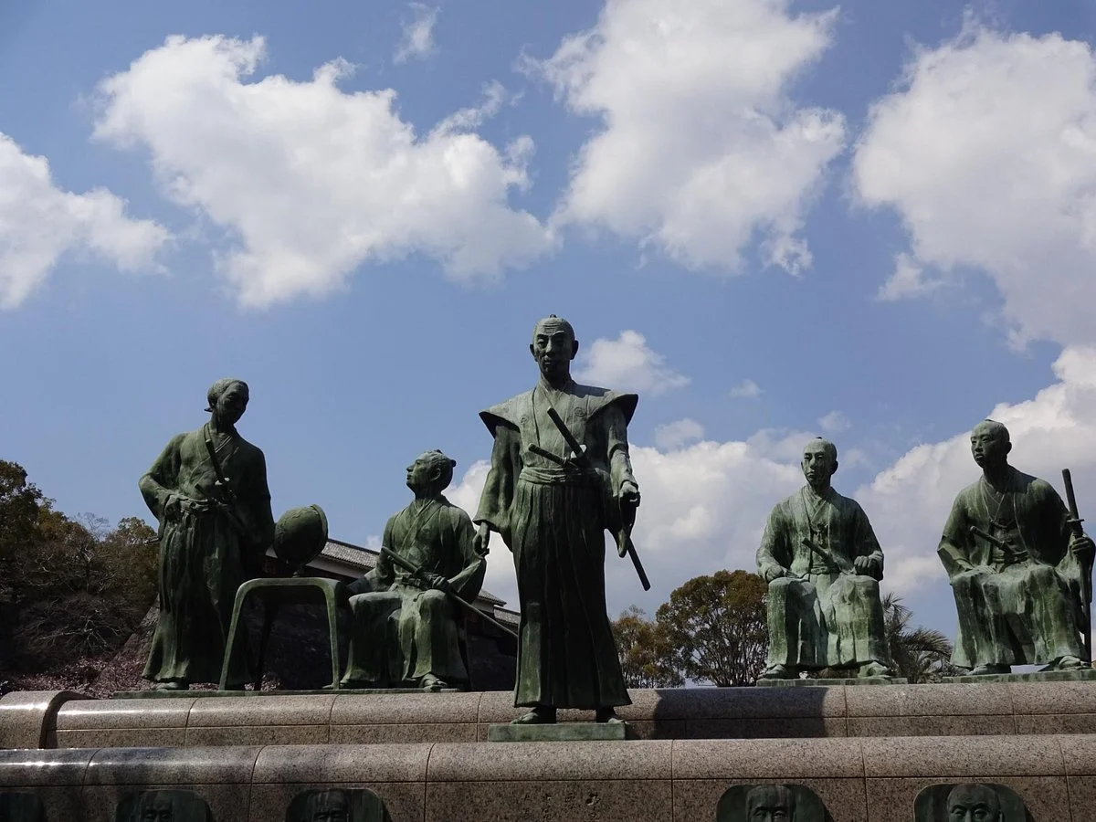 Statues of Shonan Yokoi and Ishin