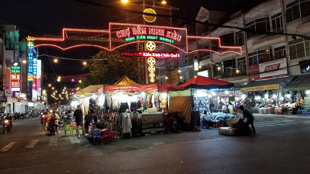 Ninh Kieu Night Market