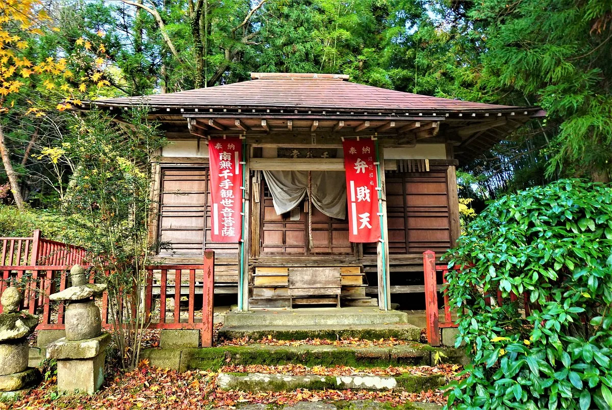 Tomb of Yoshitsune’s Wife and a Daughter