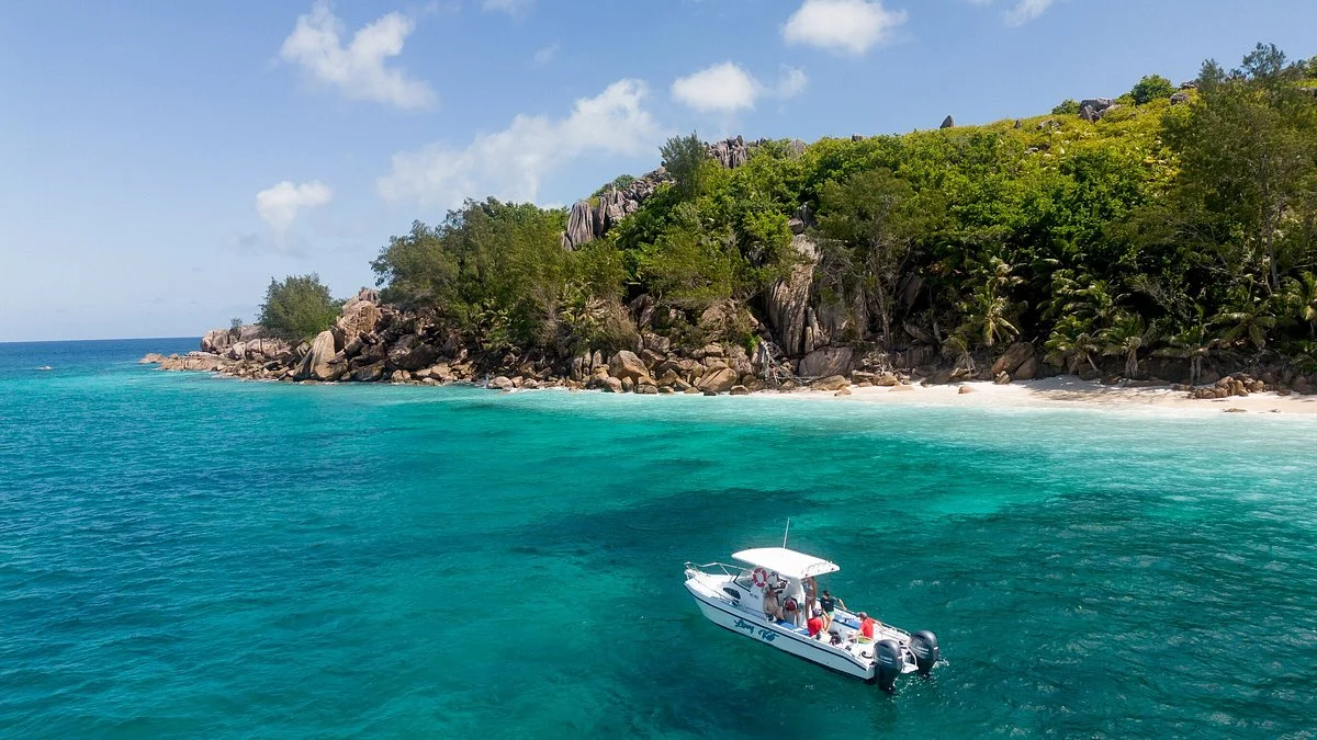 Lizzy Boat Charter
