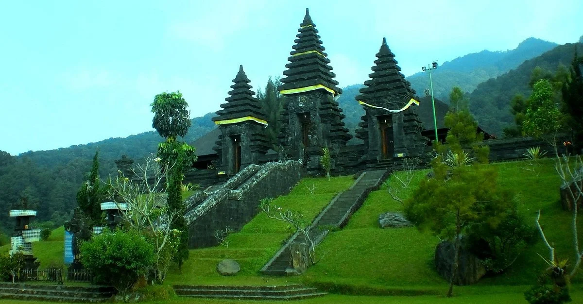 Pura Parahyangan Agung Taman Sari Gunung Salak