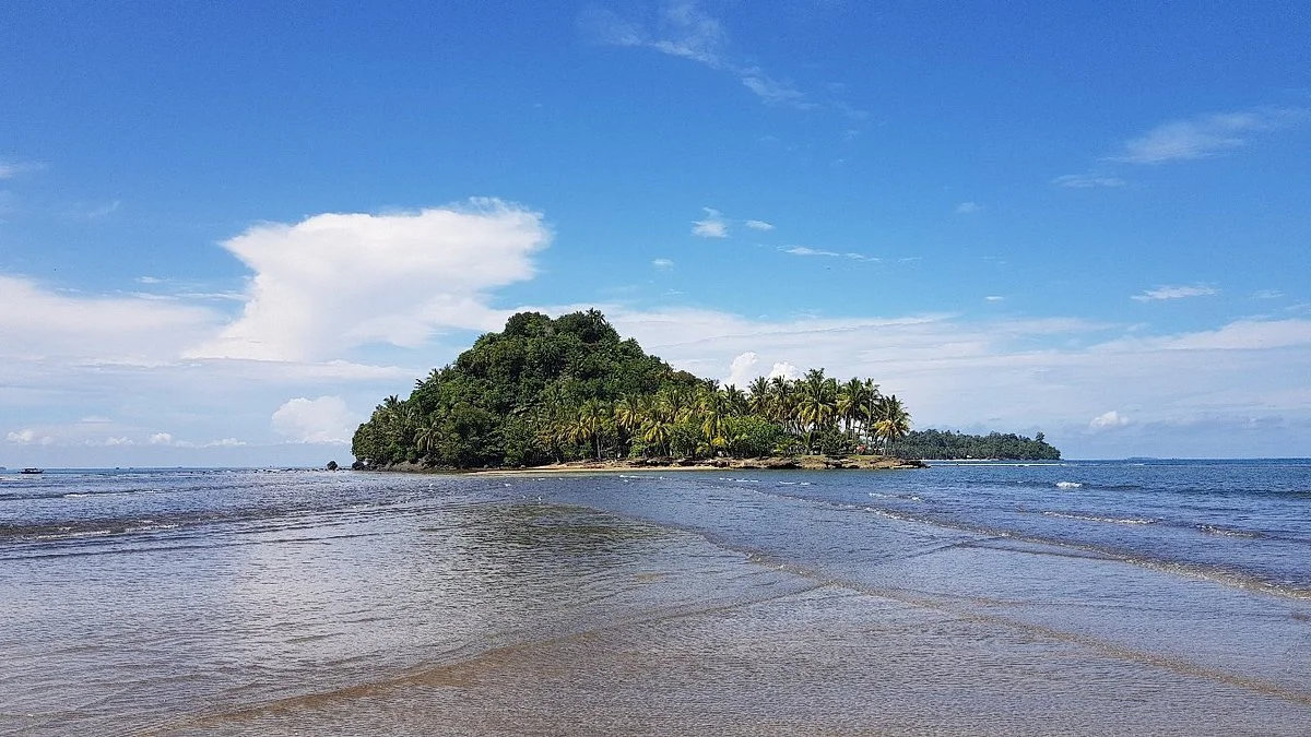Air Manis Beach