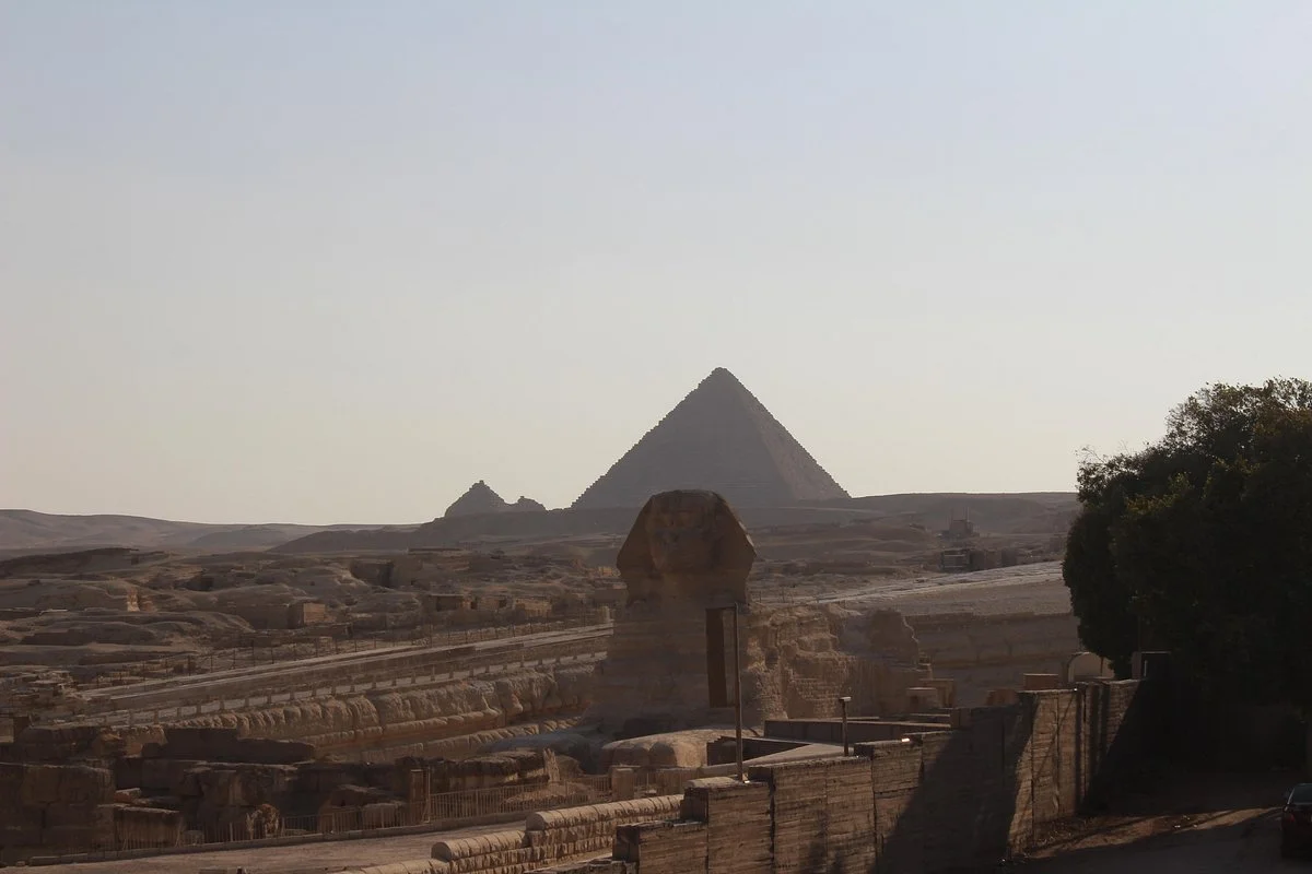 Pyramids Overlook Inn